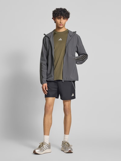 Männermodel trägt Herren Sport T-Shirt von adidas Training, Optik: Unifarben, Regular-Fit, Label-Print, Rundhals, Kurzarm, Stretch-Webstruktur, Ganzkörperansicht von vorne.