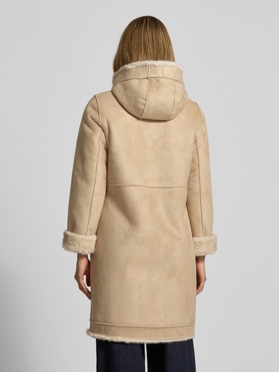 Modelka kobieca nosi Wendemantel mit Kapuze und Eingrifftaschen od PETITE M., beżowy kolor, regular fit, widok całej sylwetki z tyłu.