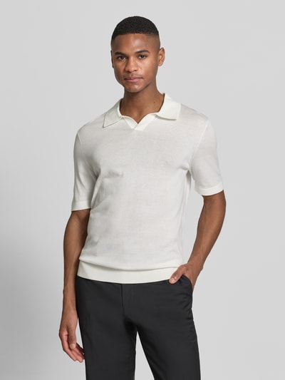 Mannenmodel draagt Slim Fit Poloshirt uit Lyocell-katoenmix van OLYMP Level Five, polokraag, korte mouw, vooraanzicht bovenlichaam