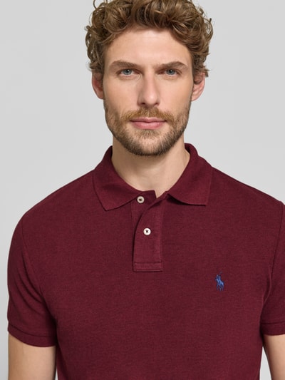 Männermodel trägt Regular Fit Poloshirt aus reiner Baumwolle von Polo Ralph Lauren in Bordeaux, Nahaufnahme Oberkörper, Herren Poloshirt von Polo Ralph Lauren