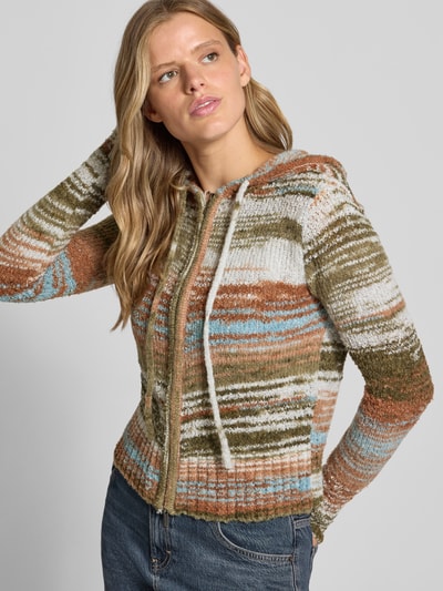 Vrouwenmodel draagt Strickjacke mit Kapuze Modell 'CINNAMON' van DAISY STREET, regular fit, gemêleerde kleuren, detailopname bovenlichaam, context: dames strickjacke, kap, tweewegritssluiting, ruglengte maat S 52 cm, mouwlengte maat S 65 cm.