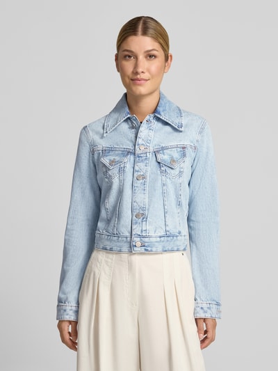 Frauenmodel trägt Regular Fit Jeansjacke aus reiner Baumwolle Modell 'C_TRUCKER JKT' von BOSS Orange, hellblau, glatte Textur, Ganzkörperansicht von vorne.