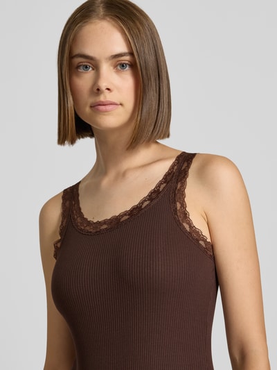 Kobiece model prezentuje brązowy body z mieszanki bawełny Slim Fit Body aus Baumwoll-Mix Modell 'VINI' von ONLY, zbliżenie na górną część ciała, body damskie marki ONLY.