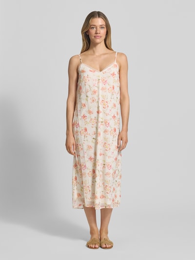 Frauenmodel trägt Midikleid im Allover-Look Modell 'EMMA' von Vila in A-Linie mit V-Ausschnitt, Spitzenbesatz, verstellbaren Spaghettiträgern, cremefarbener Stoff, zarte florale Muster, Ganzkörperansicht von vorne.