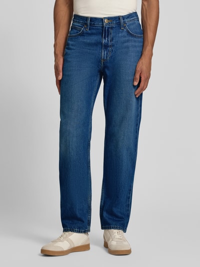 Männermodel trägt Straight Fit Jeans im 5-Pocket-Design Modell 'WEST' von Lee, Reine Baumwolle, Gerader-Schnitt, Knopf-Reißverschluss, Ganzkörperansicht von vorne.