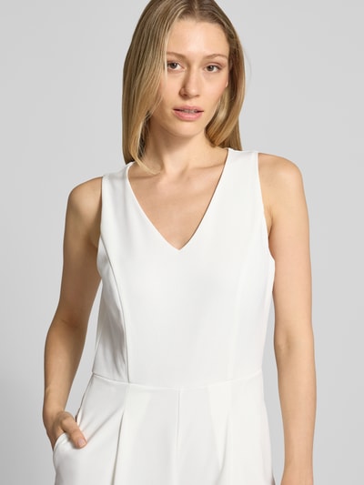 Modelka kobieca ma na sobie Regular Fit Jumpsuit mit Spitzenbesatz od Vera Mont, elastyczna mieszanka materiałów, z krótkim rękawem, okrągły dekolt, cekinowe obszycie, długość tyłu w rozmiarze 36: 50 cm, szerokość w rozmiarze 36: 47 cm, długość rękawów w rozmiarze 36: 20 cm, całkowita długość w rozmiarze 36: 157 cm, długość wewnętrzna nogawki w rozmiarze 36: 81 cm, ujęcie: z przodu, zbliżenie na górną część ciała.