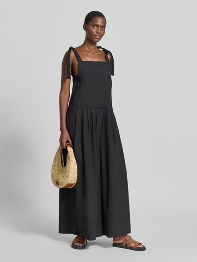 Modelka kobieca nosi Loose Fit Jumpsuit aus reiner Baumwolle Modell 'AGGUATI' von Weekend Max Mara, efekt: jednolity kolor, krój w kształcie litery a, wysokie zapięcie, wiązanie na szyi, wpuszczane kieszenie, bawełna; widok całej sylwetki z przodu.