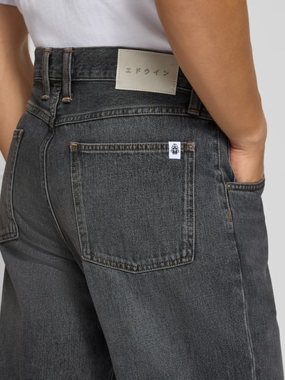 Männermodel trägt Straight Fit Jeans aus reiner Baumwolle Modell 'TYRELL' von Edwin in Grau, 5-Pocket-Design, Nahaufnahme Rückansicht. Herren Jeans von Edwin, reine Baumwolle, Straight Fit, 5-Pocket-Design, Gürtelschlaufen, Knopf- und Reißverschluss, Bundweite 44 cm, Innenbeinlänge 81 cm.