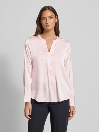Frauenmodel trägt Regular Fit Bluse mit V-Ausschnitt von Christian Berg Woman Selection, unifarben, Material-Mix, Ganzkörperansicht von vorne.