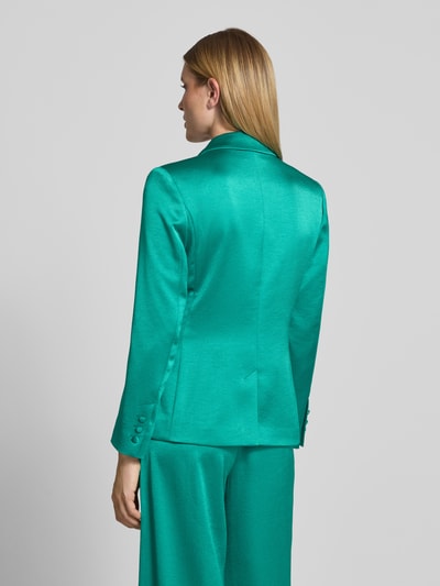 Frauenmodel trägt Slim Fit Blazer mit Reverskragen und Pattentaschen von Marc Cain, satyna, krój slim fit, kołnierz z połami, kieszenie z patką, zapięcie na guzik, długość tyłu w rozmiarze 36: 65 cm, szerokość w rozmiarze 36: 45 cm, długość rękawów w rozmiarze 36: 61 cm, turkusowa satynowa powierzchnia, Ganzkörperansicht Rückansicht.