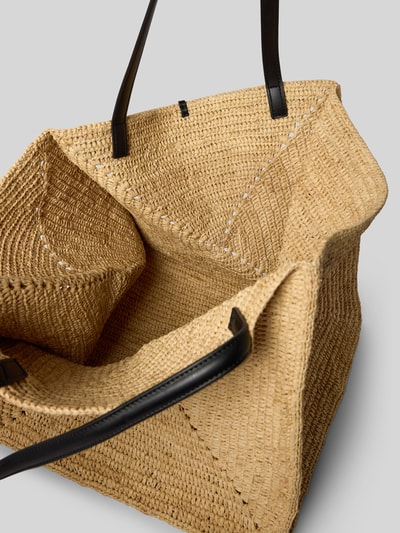 Produktfoto, Tote Bag in Flecht-Optik von Nanushka aus reinem Bast, offenes Hauptfach, schmale Schulterriemen, herausnehmbare Innentasche mit Reißverschluss, natürliche Bast-Textur in Beige, Maße ca. 34 x 34 x 34 cm.