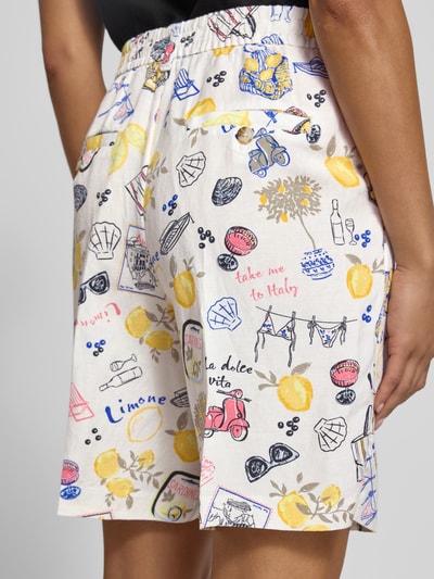 Frauenmodel trägt Relaxed Fit Bermudas aus Leinen-Viskose-Mix von Tom Tailor mit Allover-Muster, elastischem Bund und Taschen, Detailaufnahme Rückansicht.