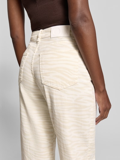 Frauenmodel trägt Barrel Fit Jeans mit Animal-Print Modell 'Mari Clear Zebra' von OPUS PANTS aus Baumwoll-Mix mit Stretch-Anteil, cremefarbener Zebra-Print, strukturierte Oberfläche, Bundweite 39 cm, Innenbeinlänge 71 cm, Ganzkörperansicht Rückansicht.