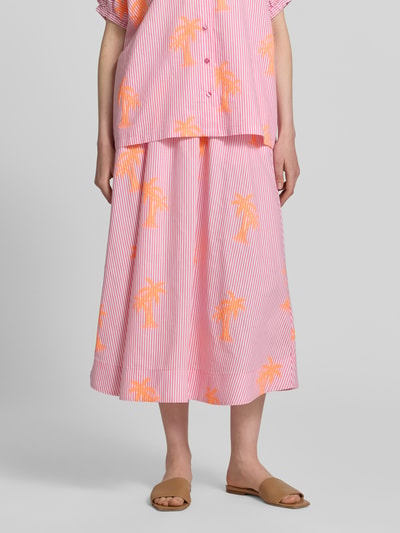Frauenmodel trägt Midirock mit floralem Allover-Print von Milano Italy aus Baumwoll-Mix, A-Linie, rosa-orange, Nahaufnahme Unterkörper. Bundweite bei Größe 36 beträgt 37 cm, Gesamtlänge 85 cm.