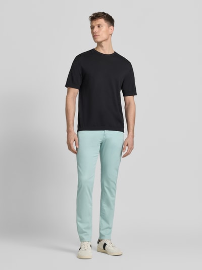 Männermodel trägt Jeans mit Label-Detail Modell 'Lyon' von Pierre Cardin in Hellblau, Slim Fit, Eingrifftaschen, Ganzkörperansicht von vorne. Baumwoll-Mix mit Stretch-Anteil, Hosengröße 32/32.
