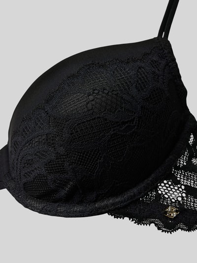 Produktfoto, Bralette mit Spitzenbesatz Modell 'DEMI_BLOSSOM' von BOSS in Schwarz, vorgeformt, Labeldetails, feine Spitze, Nahaufnahme.