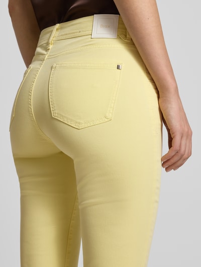 Vrouwenmodel draagt Slim Fit broek in verkorte pasvorm model 'SHAKIRA' van Brax, lyocellmix met katoen, detailopname rug