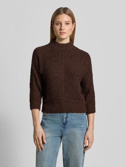 Frauenmodel trägt Pullover mit kleinem Stehkragen Modell 'Punew' von OPUS, Material-Mix mit Baumwoll-Anteil, Gerader-Schnitt, gerippte-Abschlüsse, Rückenlänge bei Größe 36: 53 cm, Ärmellänge bei Größe 36: 45 cm, braune Farbe, strukturierte Oberfläche, Ganzkörperansicht von vorne.
