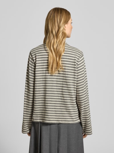 Frauenmodel trägt Regular Fit Langarmshirt aus reiner Baumwolle von Marc O'Polo, Optik: Allover-Muster, gestreift, Feinstrick, Ganzkörperansicht Rückansicht.