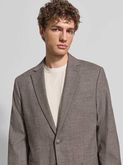 Männermodel trägt Regular Fit 2-knoops colbert met klepzakken van Christian Berg Men in taupe materiaalmix met viscose, nahaufnahme bovenlichaam.