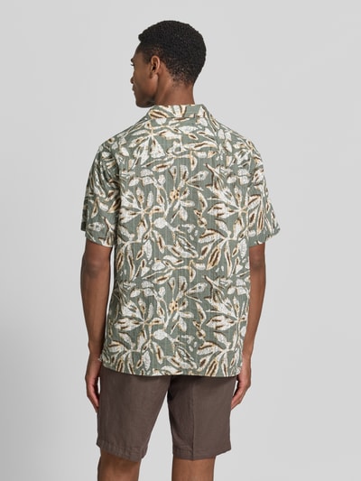 Männermodel trägt Regular Fit Freizeithemd im Allover-Look Modell 'BILBAO' von Jack & Jones Premium, Reine Baumwolle, Rückenansicht.
