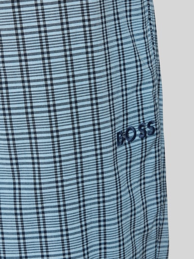 Produktfoto, Regular Fit Pyjama Shorts aus Viskose-Mix Modell 'CHRIS' von BOSS, Optik:Allover-Muster, Gitterkaro, Label-Patch, hellblaue und dunkelblaue Linien, glatte Textur