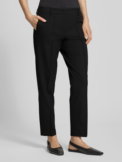 Frauenmodel trägt Hose in verkürzter Passform mit Längsnähten von Christian Berg Woman Selection, Material-Mix mit Viskose-Anteil, schwarze Farbe, seitliche Gesäßtasche, Bundweite bei Größe 36 41 cm, Innenbeinlänge bei Größe 36 71 cm, glatte Textur, Ganzkörperansicht von vorne.