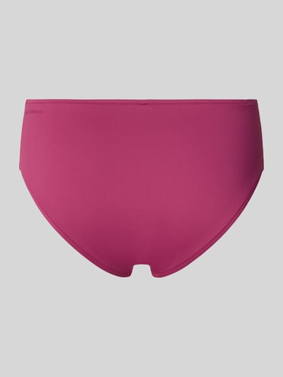 Frauenmodel trägt Bikini-Hose mit Label-Detail von Marc O'Polo, unifarben, glatte Jersey-Stretch-Textur, Ganzkörperansicht Rückansicht.