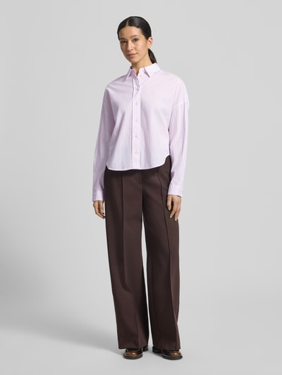 Modelka nosi Relaxed Fit Hemdbluse aus reiner Baumwolle od Marc O'Polo, biała w paski, kołnierzyk koszulowy, długie rękawy, materiał bawełna, widok całej sylwetki z przodu.