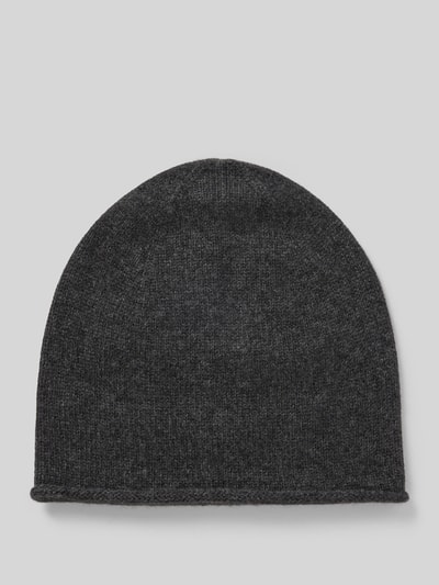 Produktfoto, Beanie aus reinem Kaschmir von Christian Berg Men in Dunkelgrau mit Rollsaum, Strick-Optik und Strukturmuster auf hellem Hintergrund