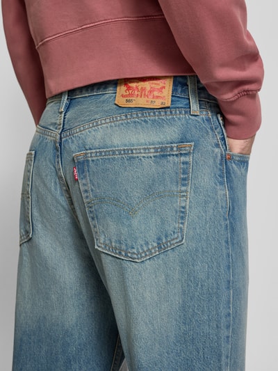 Männermodel trägt Straight Fit Jeans im 5-Pocket-Design Modell '565' von Levi's®, Reine Baumwolle, Loose-Fit, hellblau, Detailaufnahme Rückansicht.