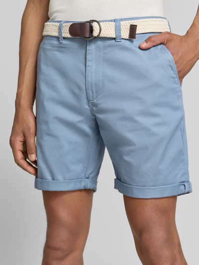 Männermodel trägt Bermudas mit Gürtel und Eingrifftaschen von MCNEAL, hellblau, Baumwoll-Mix, Straight Fit, Nahaufnahme Oberschenkel.