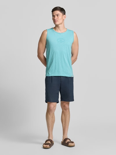 Männermodel trägt Tanktop mit Statement-Print und Rundhalsausschnitt von Lerros in Türkis, Reine Baumwolle, Regular-Fit, Label-Patch, Rückenlänge bei Größe M 67 cm, Ganzkörperansicht von vorne.