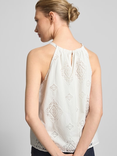 Vrouwenmodel draagt Blusentop met Stitchings model 'MAXI' van Bash, puur katoen, regular fit, ruglengte bij maat S 52 cm, rugaanzicht