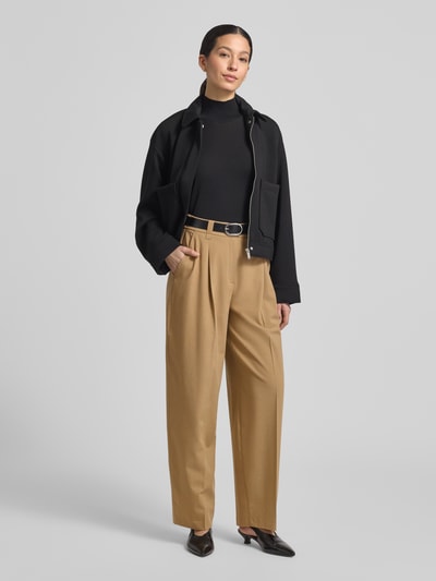 Frauenmodel trägt Barrel Fit Hose Modell 'Moira Bloom' von OPUS PANTS in Beige mit Bügelfalten, Baumwoll-Mix, Ganzkörperansicht von vorne.