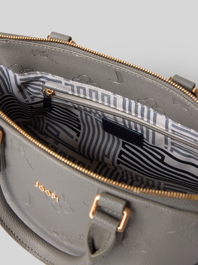 Produktfoto, graue Handtasche mit Label-Detail von JOOP!, Reißverschluss-Hauptfach, gestreiftes Innenfutter, abnehmbarer Schulterriemen, Maße im Kontext