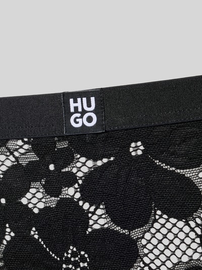 Produktfoto, schwarzer Damen String in Spitzen-Optik Modell 'BLOOM LACE THONG' von HUGO, semitransparent, Label-Patch, Bundabschluss elastisch, Materialverarbeitung Spitze