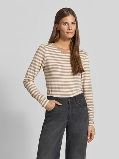 Vrouwenmodel draagt Skinny Fit Longsleeve uit viscosemix model 'Liana' van FREE/QUENT, beige-wit gestreept, ronde hals, dames longsleeve, vooraanzicht van het hele lichaam.