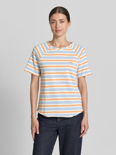 Modelka kobieta ma na sobie Regular Fit T-Shirt mit Stitching od Smith and Soul, bawełna, kolorowe paski, okrągły dekolt, długość tyłu S: 60 cm, krój regular fit, widok całej sylwetki z przodu