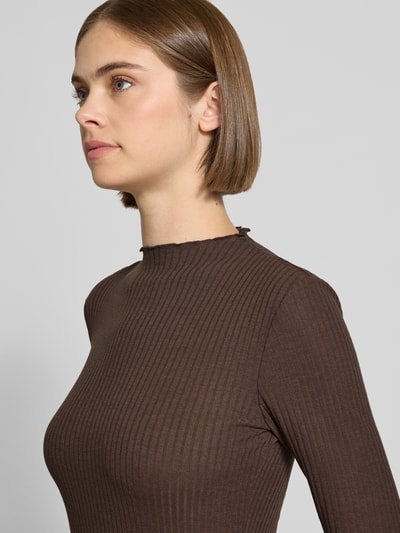 Frauenmodel trägt Slim Fit Langarmshirt mit Viskose-Anteil Modell 'EMMA' von ONLY in Braun mit Rippstruktur, Nahaufnahme Oberkörper, Damen Langarmshirt von ONLY.