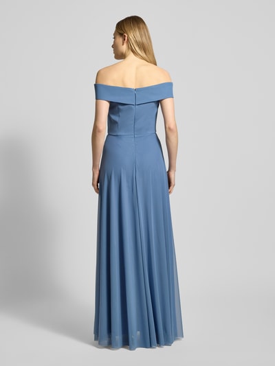 Frauenmodel trägt Abendkleid im Off-Shoulder-Look von TROYDEN COLLECTION in Blau, A-Linie, Maxikleid, rückseitiger Reißverschluss, Rückansicht Ganzkörperansicht. Rückenlänge bei Größe 36: 146 cm, Brustweite bei Größe 36: 34 cm.