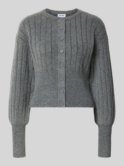 Produktfoto, graue Strickjacke mit Rundhalsausschnitt Modell 'NOELLA' von NOISY MAY®, sichtbare Knopfleiste und Rippenstruktur, Slim Fit, Material-Mix mit Stretch-Anteil, Rückenlänge 48 cm, Ärmellänge 52 cm
