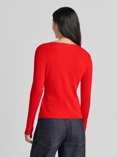 Vrouwenmodel draagt mouwloos vest met plooien Model 'GAMIRA' van SUNCOO PARIS, materiaalmix met linnen, slim fit, ronde hals, knoopsluiting, ruglengte maat S 56 cm, mouwlengte maat S 61 cm, Ganzkörperansicht Rückansicht.