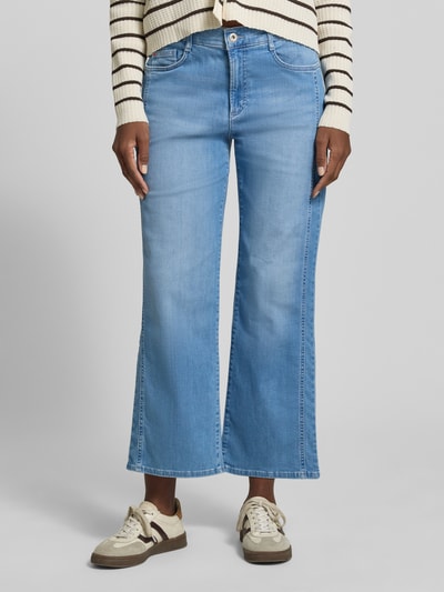 Frauenmodel trägt Regular Fit Culotte aus Baumwoll-Mix von Brax in Denim-Optik, cropped Länge, 5-Pocket-Design, Knopf-Reißverschluss, Ganzkörperansicht von vorne.