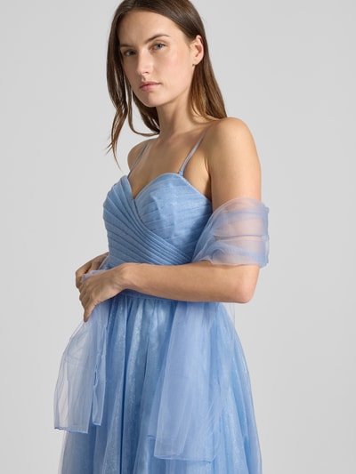 Modelka kobieca nosi Regular Fit Abendkleid mit Glitzer-Mesh od Mascara, niebieski, plisowany materiał, krój regular fit, siateczka z brokatem, odkryte ramiona, A-linia, marszczenia, zamek, szerokość w rozmiarze 36: 38 cm, długość tyłu 126 cm, zdjęcie z przodu, zbliżenie górnej części ciała.