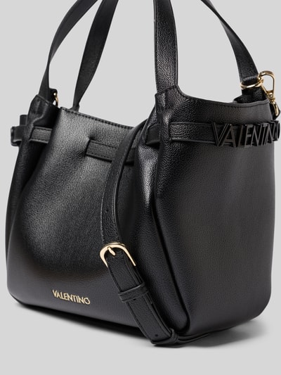 Produktfoto, Handtasche mit Label-Detail Modell 'MEDEA' von VALENTINO BAGS in Schwarz, Hauptfach mit Druckknopfverschluss, Tragegriffe, Verstellbarer Schultergurt, Reißverschlussfach innen, zusätzliche Reißverschlusstasche, Breite 37 cm, Länge 23 cm, Tiefe 13 cm, Länge Schulterriemen 35 cm, strukturierte Leder-Optik