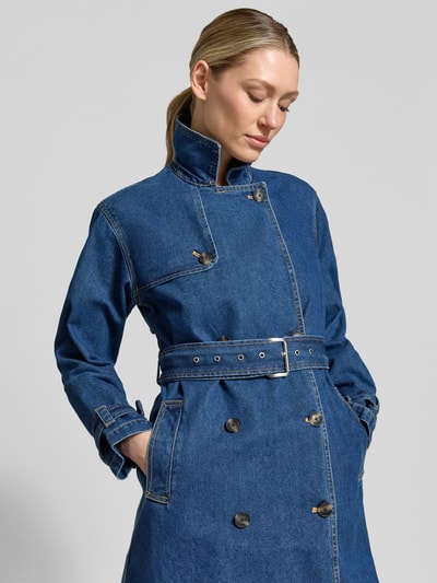 Frauenmodel trägt Jeansmantel mit Gürtel Modell 'HERA' von khujo aus Reine Baumwolle, Gerader-Schnitt, Zweireiher, Reverskragen, Nahaufnahme Oberkörper