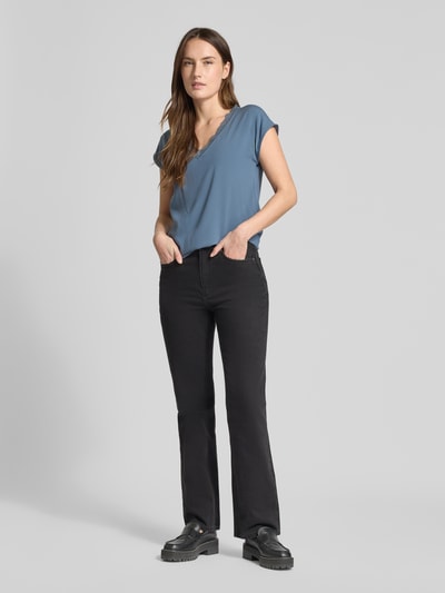 Kobiece modelka nosi Regular Fit T-Shirt mit Spitzenkragen Modell 'BELLA' od Vero Moda, niebieski, jednolity, jersey-stretch, dekolt V z koronką, krótki rękaw, materiał z mieszanki wiskozy, widok całej sylwetki z przodu.