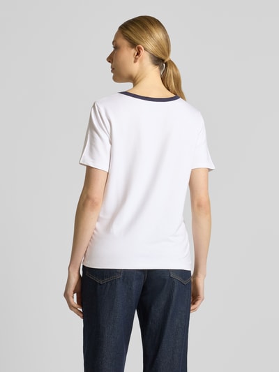 Frauenmodel trägt Damen T-Shirt aus Viskose-Mix, Gerader-Schnitt, Modell 'Hamptons Spirit' von monari, Rückenlänge 51 cm, Ganzkörperansicht Rückansicht.