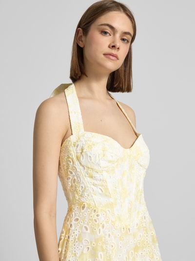 Frauenmodel trägt Midikleid mit Neckholder und Lochstickerei Modell 'POLLIE' von Bardot in Gelb mit Herz-Ausschnitt, Nahaufnahme Oberkörper. Damen Midikleid aus A-Linie, Schnürung am Neckholder, Haken-Reißverschluss hinten, Rückenlänge 115 cm, Brustweite 36 cm.